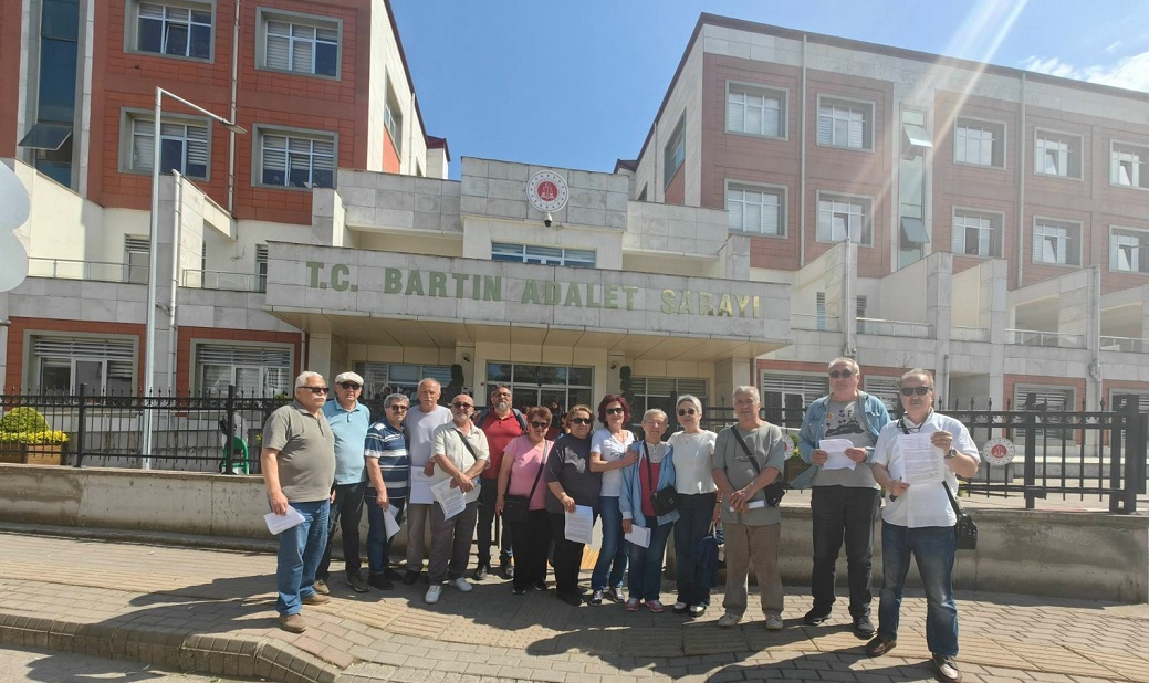 Emekliler Dilekçelerini AYM’ye Teslim Etti