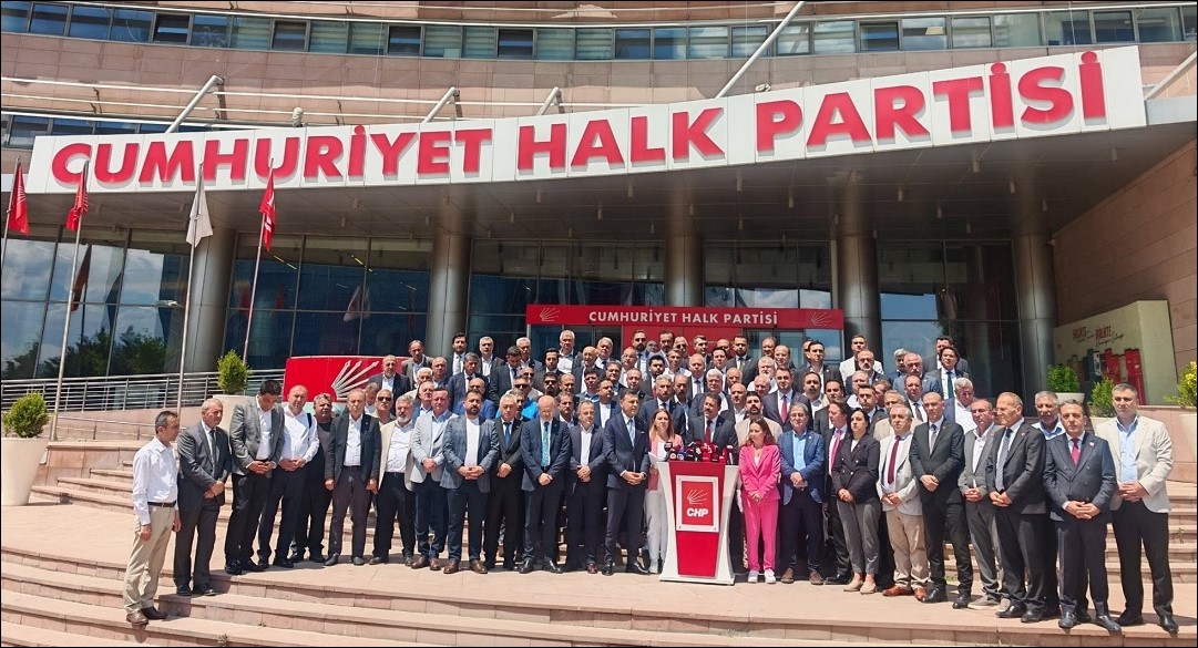 CHP'de 1003 Delegeden Kurultay Çağrısı 